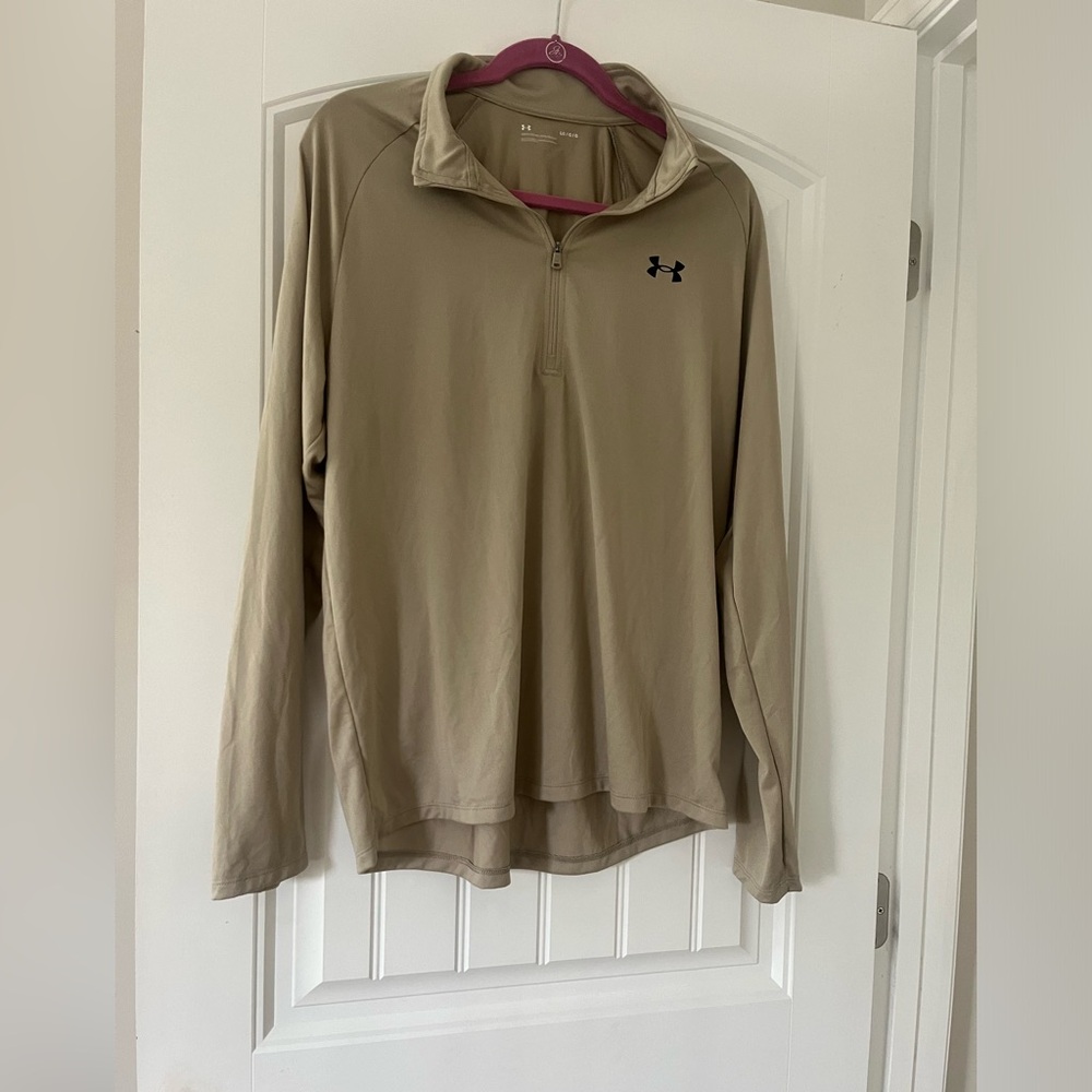 Men’s UA shirt.